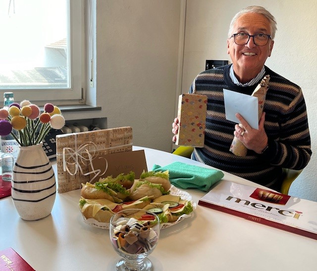 Klaus mit Geschenken zum 70. Geburtstag