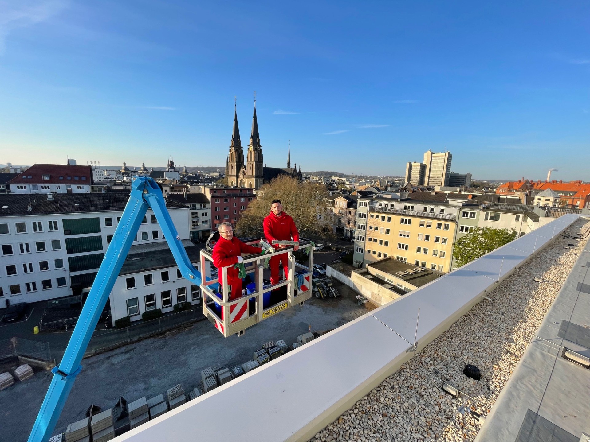 Fensterreinigung in luftiger Höhe